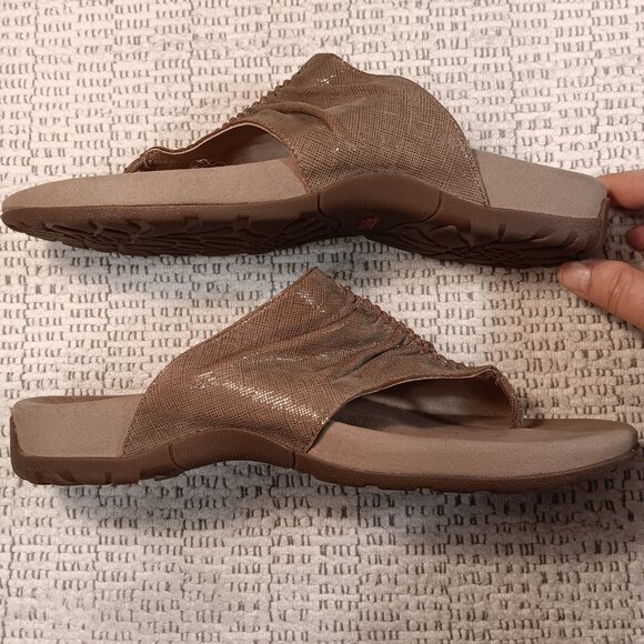 Taos women's 'Gift 2' sparkly ruched leather thongs flip flops sz 12 - Picture 6 of 13